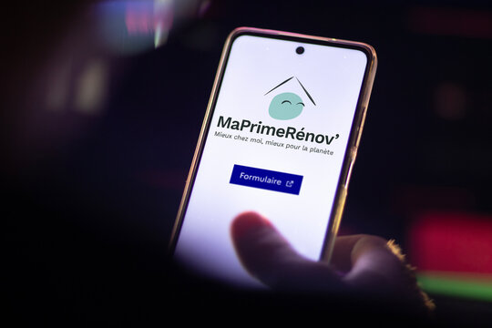 MaPrimeR&eacute;nov app on a phone, an landowner using Ma Prime R&eacute;nov to a revation.