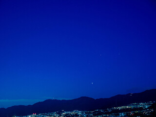 神戸市街地の夜景　六甲山上空の星空