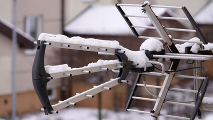 Antena telewizyjna w śniegu na balkonie © tomo81