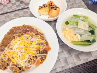 チーズがとろける濃厚カレーライスとじゃがいもの副菜