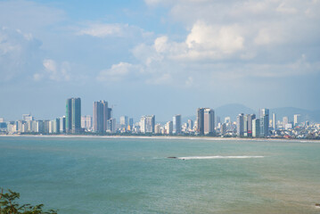 リンウン寺から眺めるベトナム・ダナンの風景とミーケービーチ　B&atilde;i biển Mỹ Kh&ecirc;