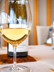 昼下がりの優雅なひととき、光を透かして黄金色に輝く白ワイン