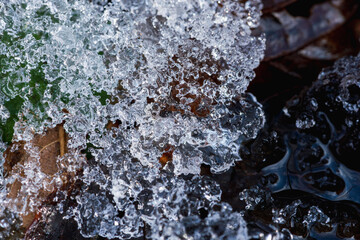 冬の山　枯れた草の上の氷の粒03