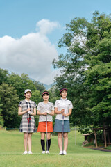 Obraz premium Female golfer on the golf course (course debut, female golfer, golf lesson)