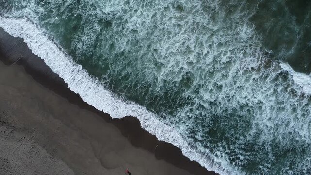 MOVIMIENTO DE OLAS EN LA PLAYA.