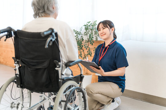 Physical therapist and occupational therapist counseling senior women