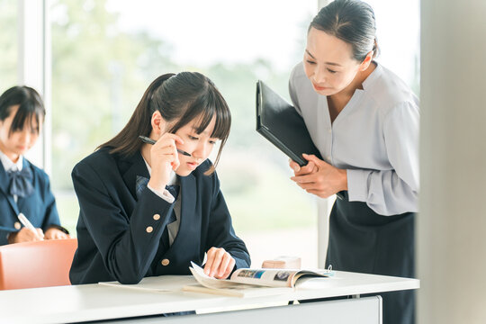 Summer courses, winter courses, classes, cram school teachers, lecturers, junior high school students, high school students, high school girls (troubled, worried)