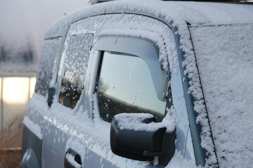 雪が積もった車
