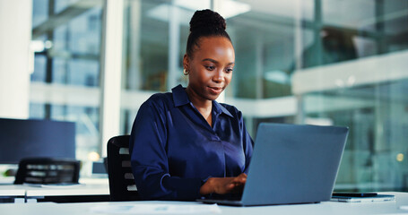 Obraz premium Reading, black woman or laptop in business office for planning, investment project or forecast proposal. Market research, online report or financial analyst with profit opportunity idea, review or pc