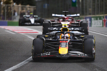 Obraz premium BAKU, AZERBAIJAN - SEPTEMBER 20, 2025: Drivers explore the limits during the opening practice sessions of the 2025 Azerbaijan Grand Prix