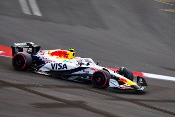 Obraz premium BAKU, AZERBAIJAN - SEPTEMBER 20, 2025: A Visa Cash App RB car navigates a corner during the qualifying session of the 2025 Azerbaijan Grand Prix
