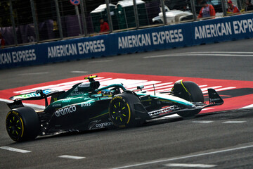 Obraz premium BAKU, AZERBAIJAN - SEPTEMBER 20, 2025: Fernando Alonso drives the Aston Martin Aramco Formula One Team car during a practice session at the Baku City Circuit for the 2025 Azerbaijan Grand Prix