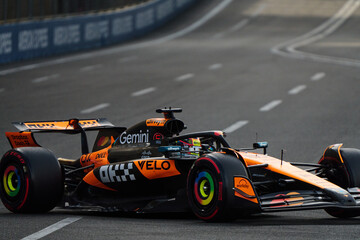 Obraz premium BAKU, AZERBAIJAN - SEPTEMBER 20, 2025: Lando Norris drives the McLaren Formula 1 car at the Baku City Circuit during the 2025 Azerbaijan Grand Prix