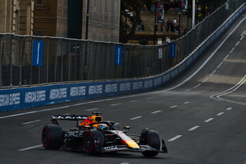 Obraz premium BAKU, AZERBAIJAN - SEPTEMBER 20, 2025: An Oracle Red Bull Racing navigates the historic Baku City Circuit during the 2025 Azerbaijan Grand Prix weekend