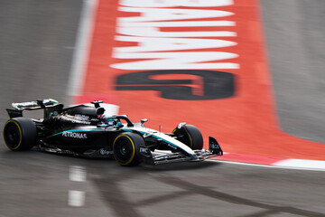 Obraz premium BAKU, AZERBAIJAN - SEPTEMBER 20, 2025: George Russell drives the Mercedes-AMG PETRONAS F1 Team car during the qualifying session for the 2025 Azerbaijan Grand Prix at the Baku City Circuit