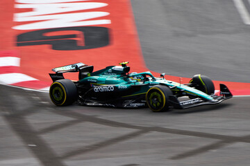 Obraz premium BAKU, AZERBAIJAN - SEPTEMBER 20, 2025: Fernando Alonso drives the Aston Martin Aramco AMR25 past the iconic 