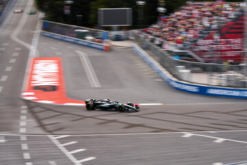 Obraz premium BAKU, AZERBAIJAN - SEPTEMBER 20, 2025: George Russell drives the Mercedes-AMG PETRONAS F1 Team car during the qualifying session for the 2025 Azerbaijan Grand Prix