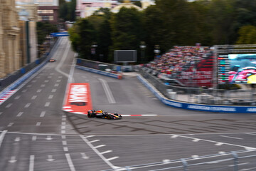Obraz premium BAKU, AZERBAIJAN - SEPTEMBER 20, 2025: Max Verstappen pilots the Oracle Red Bull Racing RB21 during the qualifying session of the 2025 Azerbaijan Grand Prix