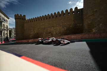 Obraz premium BAKU, AZERBAIJAN - SEPTEMBER 20, 2025: A MoneyGram Haas F1 Team car navigates the narrow Turn 8 