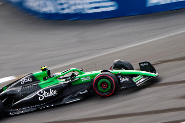 Obraz premium BAKU, AZERBAIJAN - SEPTEMBER 20, 2025: A Stake F1 Team KICK Sauber car competes during the qualifying session of the 2025 Azerbaijan Grand Prix at the Baku City Circuit