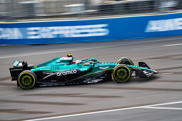 Obraz premium BAKU, AZERBAIJAN - SEPTEMBER 20, 2025: Fernando Alonso drives the Aston Martin Aramco AMR25 past the iconic 