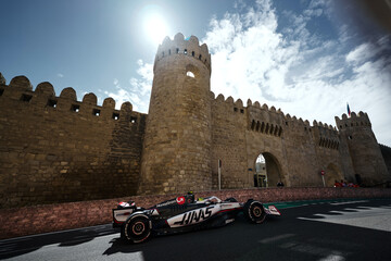 Obraz premium BAKU, AZERBAIJAN - SEPTEMBER 20, 2025: A MoneyGram Haas F1 Team car navigates the narrow Turn 8 