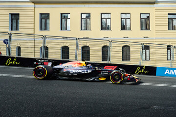 Obraz premium BAKU, AZERBAIJAN - SEPTEMBER 20, 2025: Sergio Perez drives the #11 Oracle Red Bull Racing RB20 during the Azerbaijan Grand Prix on the Baku City Circuit