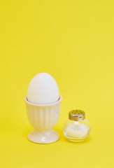 カラフルな背景にエッグスタンドに置いた卵