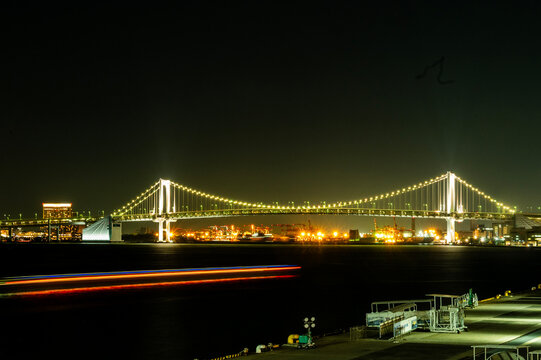 レインボーブリッジの夜景と船の軌跡