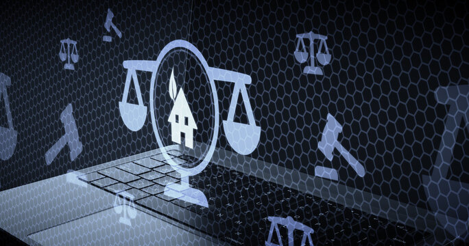 Derecho inmobiliario y vivienda ecol&oacute;gica con balanza de justicia