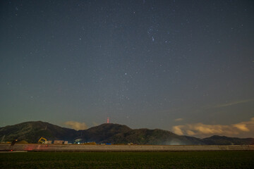 日本の岡山の瀬戸内海に浮かぶ美しい星空