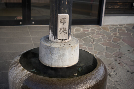 【湯布院】由布院駅前にある温泉の手湯