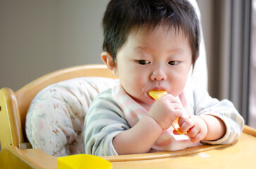 フォークを口に入れる赤ちゃん