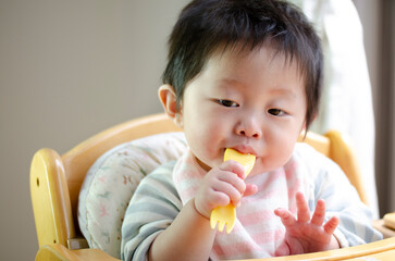 フォークを口に入れる赤ちゃん