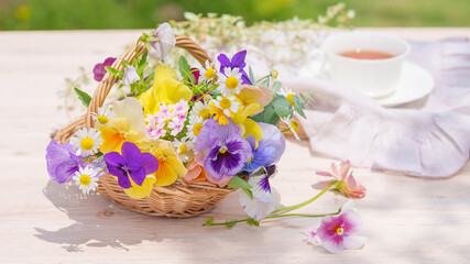 春の花のフラワーバスケットと紅茶