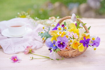 春の花のフラワーバスケットと紅茶