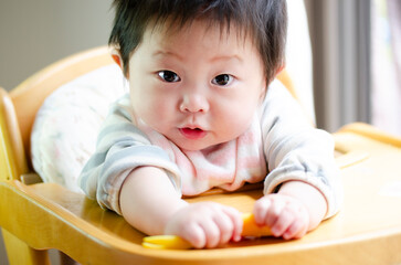 カメラ目線の赤ちゃん