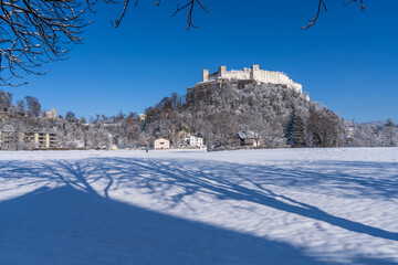 Festung Hohensalzburg an Wintermorgen mit Neuschnee in der Salzburger Altstadt