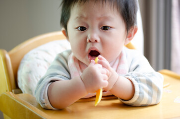 フォークを口に入れる赤ちゃん