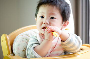 フォークを口に入れる赤ちゃん