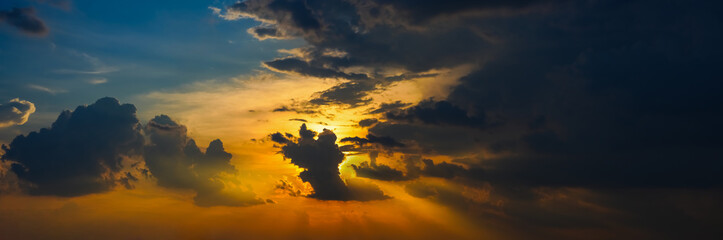 When the sun is below the horizon, soft light from the sky, beautiful dusk sunlight from the atmosphere.