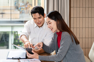 Confident mature business professional man talking to younger female colleague at office table, speaking, gesturing, teaching, explaining work tasks. Elder mentor training intern.