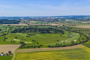 Obraz premium Blick zum Golfplatz bei Rißtissen an der Riß in der Donau-Ebene südöstlich von Ehingen