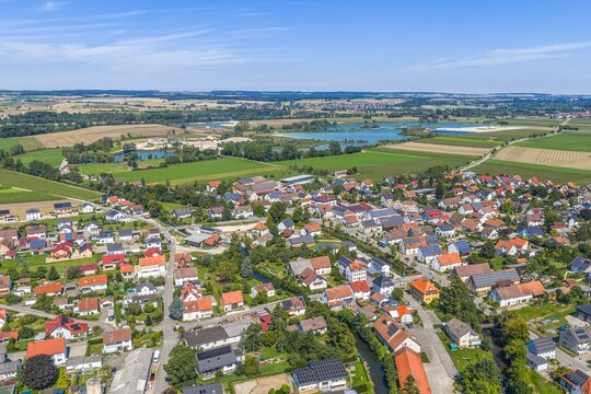 Luftbild der Ortschaft Ri&szlig;tissen an der Ri&szlig; in der Donau-Ebene s&uuml;dwestlich von Ulm