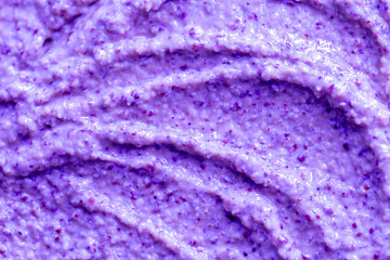 Obraz premium Lilac berry yogurt ice cream with blueberries, blackberries and bilberries. Fresh fruit and berry smoothie. Ice cream texture. Delicious sweet dessert close-up as background.