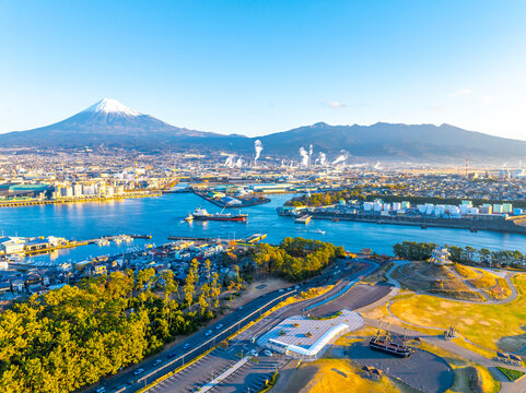 早朝の田子の浦港と富士山（静岡県富士市）