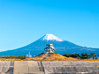 田子の浦みなと公園の富士山ドラゴンタワーと富士山（静岡県富士市）