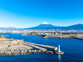 早朝の田子の浦港と富士山（静岡県富士市）