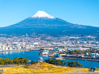 早朝の田子の浦港と富士山（静岡県富士市）