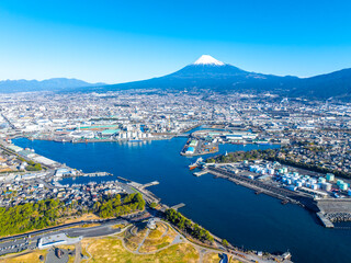 早朝の田子の浦港と富士山（静岡県富士市）